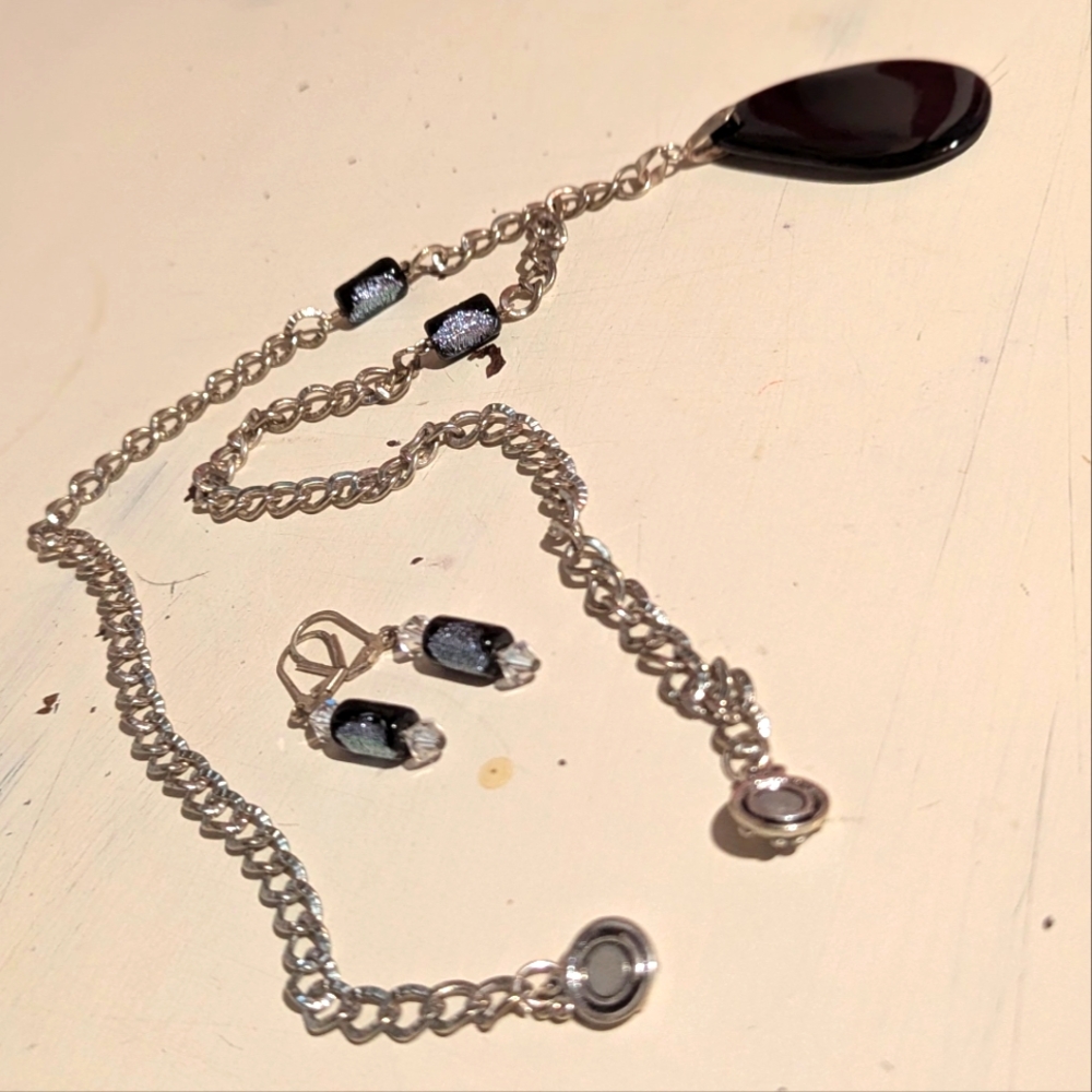 Chic Vtg Black/Silver Necklace W/ Magnetized Closure + Pair Matching Earrings